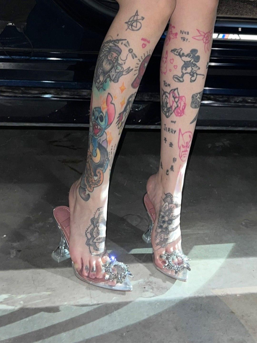 卡通百科老王 – 性感丁字足部特写【16P】